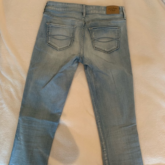 Abercrombie Light Wash Skinny Jean Size 0 - Picture 3 of 4